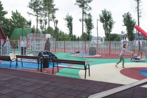 zabawa na placu zabaw