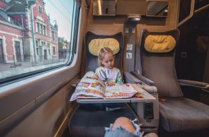 dziecko czyta w pociagu