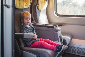 dziecko w pociagu