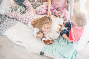 dzieci z psem