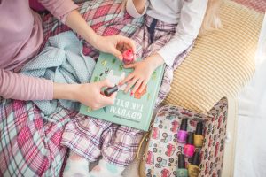 mama i corka maluja paznokcie