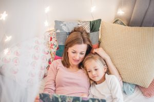 ogladanie bajek z dziecmi