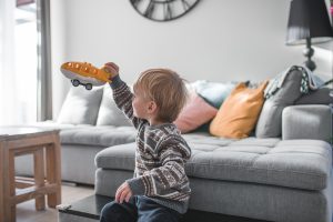 chlopiec bawi sie samolotem