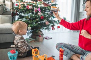 chlopiec bawi sie z mama