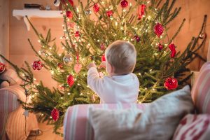 dekorowanie choini z dziecmi