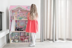 drewniany domek dla lalek