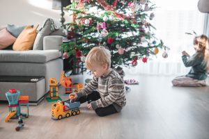 dzieci ubieraja choinke