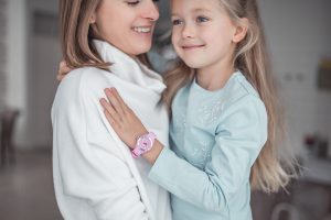 mama przytula dziecko