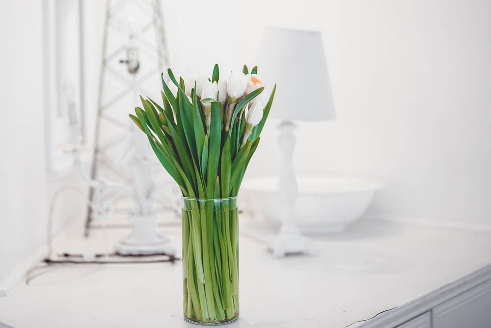 biale kwiaty w wazonie