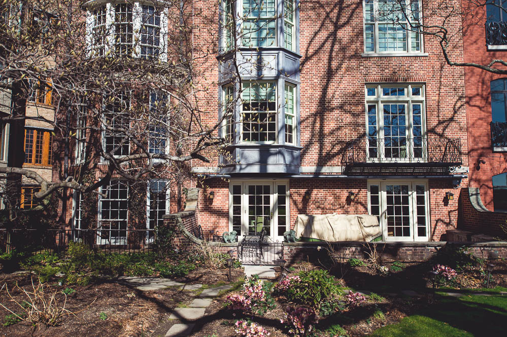 budynek z czerwonej cegly