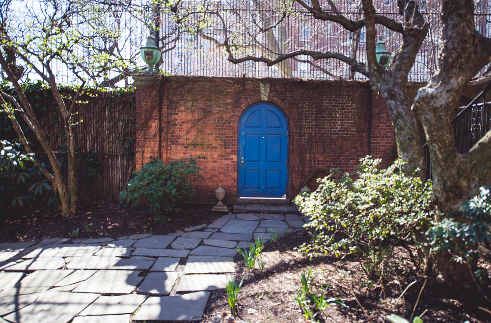 niebieskie drzwi w nowym jorku