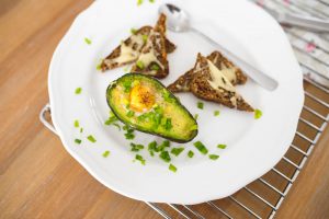 pomysl na zdrowe sniadanie-awokado-zapiekane-z-jajkiem
